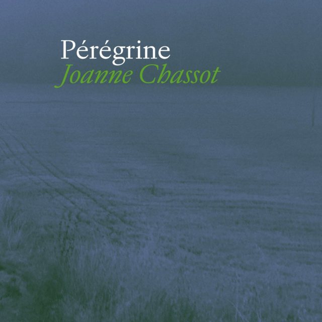 Découvrez nos parutions du mois d'août ! 2/3

Joanne Chassot - Pérégrine 

Pérégrine est le récit d’un voyage toujours changeant. Un pèlerinage le long de la Via Francigena, en quête d’un nouvel élan, puis la pandémie et le cancer qui révèlent une nouvelle géographie : celle d’une autre relation au corps, au temps, à soi et au monde.
Dans ce carnet de route poétique, Joanne Chassot consigne les fragments d’un quotidien bouleversé. Sans pathos ni lyrisme, elle saisit une expérience où se mêlent douleur et émerveillement, humour et angoisse, détails ordinaires et méditations existentielles.

Vernissage le jeudi 27 août à 18h
La Cour de l’avenir 
Place Robin, Rue de Fribourg 11, 1800 Vevey

#editionsdelaire  #rentréelittéraire  #litteraturesuisse